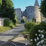 A.Rue-Yevre-le-chatel-porte-village-vertical