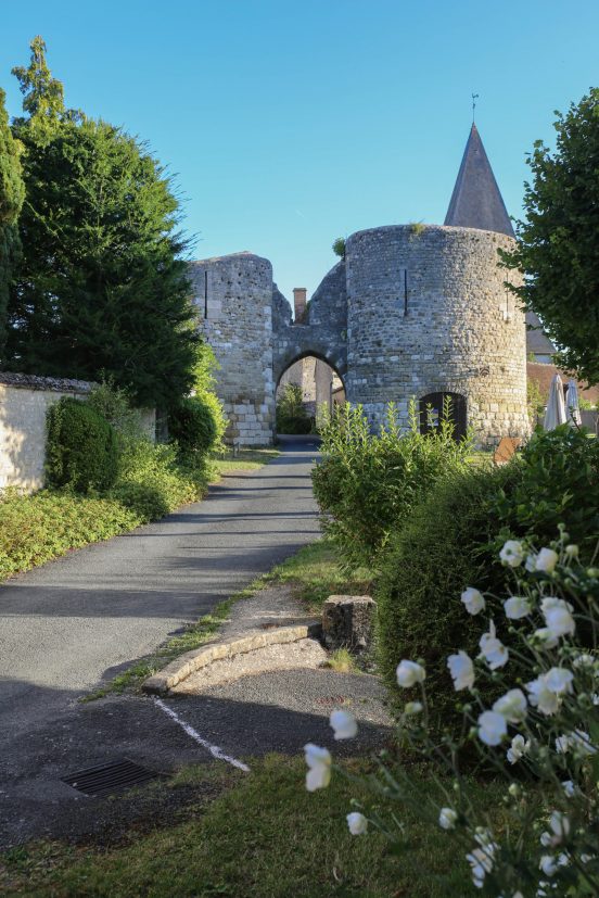 A.Rue-Yevre-le-chatel-porte-village-vertical